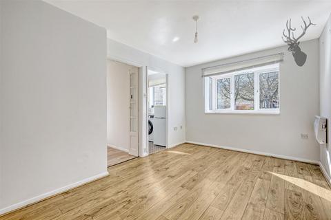1 bedroom flat for sale, Plowman Close, London N18