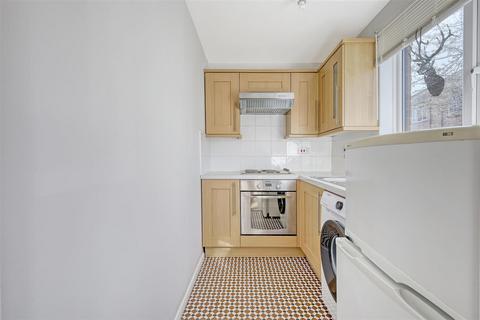 1 bedroom flat for sale, Plowman Close, London N18