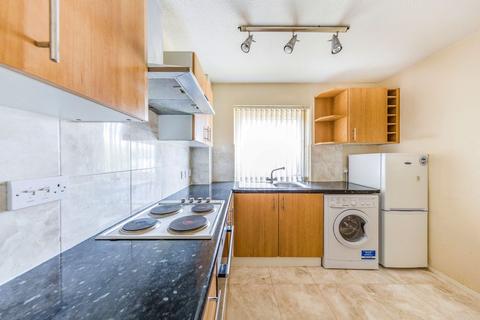 3 bedroom flat to rent, Greencroft, Clockhouse Road, Farnborough, GU14