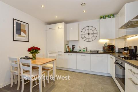 2 bedroom apartment for sale, Russells Crescent, Horley, Surrey