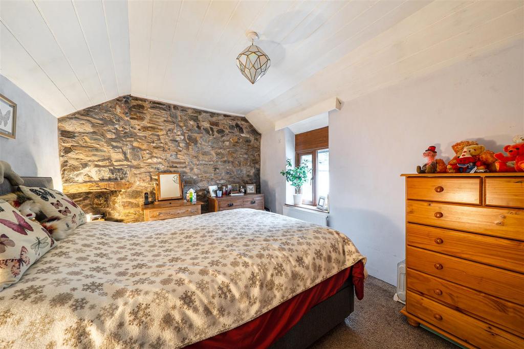 Ivy Cottages Bed 1.jpg