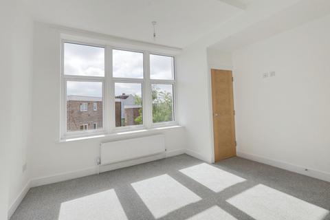 2 bedroom flat to rent, Palmeira Avenue, Westcliff-on-Sea, SS0