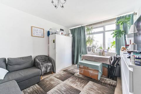 1 bedroom flat to rent, Hazlemere Court, Streatham, London, SW2