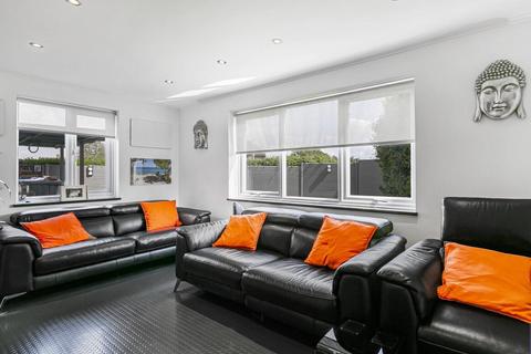 3 bedroom end of terrace house for sale, Puttocks Drive, Welham Green AL9
