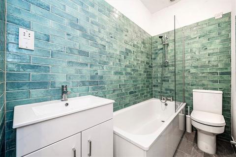 2 bedroom flat to rent, Sinclair Gardens, London W14