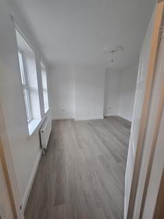 3 bedroom semi-detached house to rent, Kingsway, Fenham, Tyne & Wear