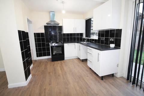 4 bedroom semi-detached house to rent, Stow Gardens, Edmonton