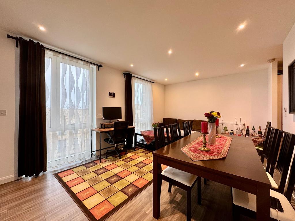 Open plan Lounge/dining area