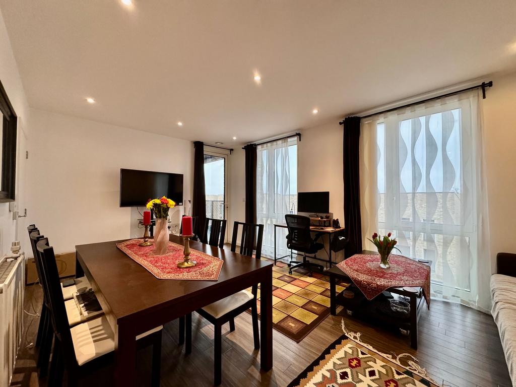 Open plan lounge/dining area