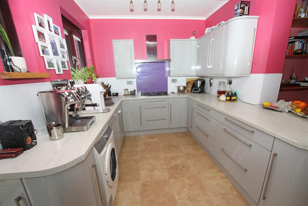 Kitchen c.jpg