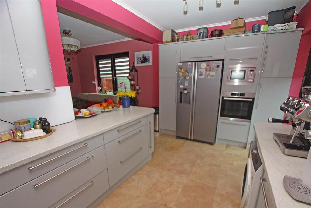 Kitchen a.jpg