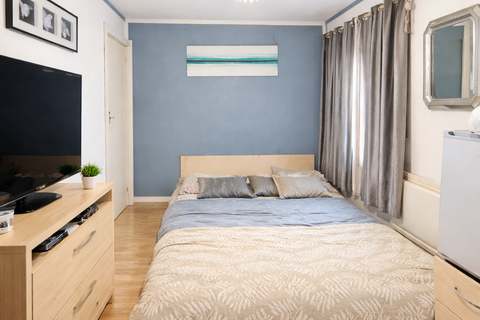 1 bedroom in a house share to rent, Broomcroft Avenue, Northolt UB5