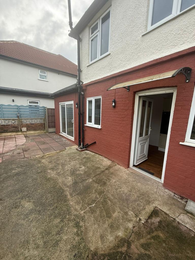 4 bed semi-detached house to rent Leighton Road,