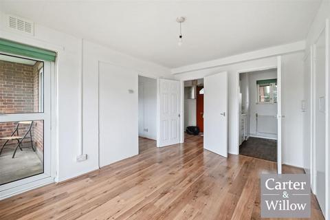 1 bedroom maisonette for sale, Rainham Road South, Essex