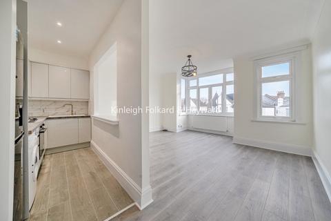 3 bedroom terraced house to rent, Fairmile Avenue, London, SW16