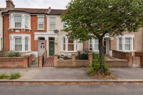 3 bedroom flat to rent, Claude Road, Leyton E10