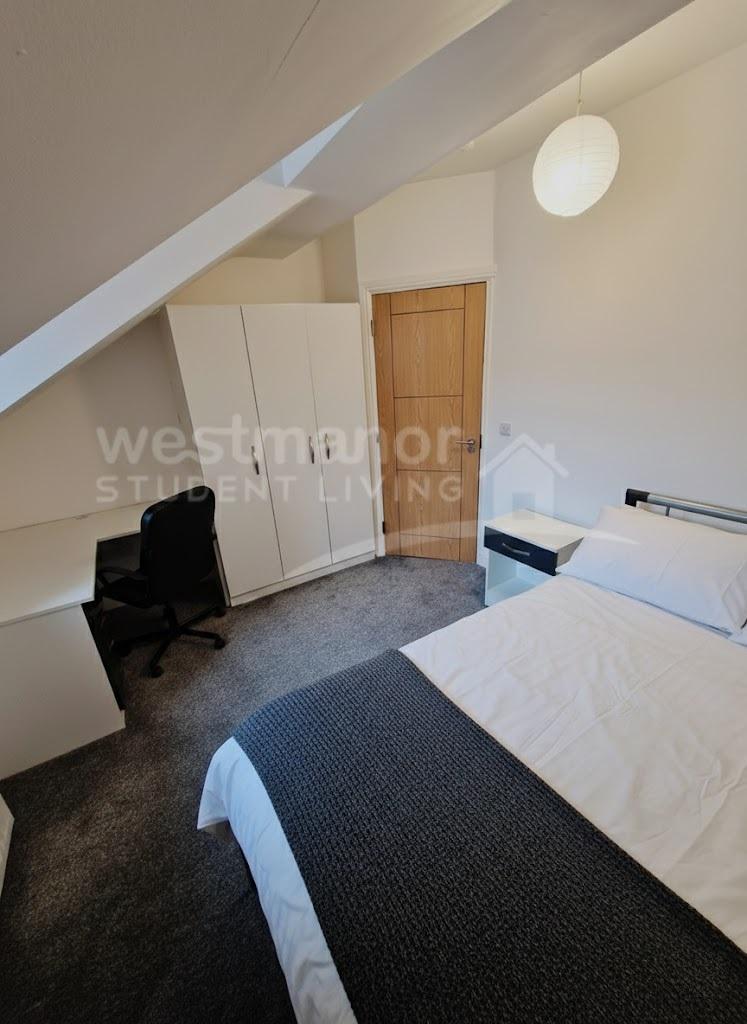 Flat 5 room 2
