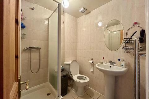 Studio to rent, london, N15