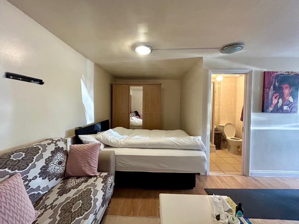 Studio Flat with massive drive way, N15