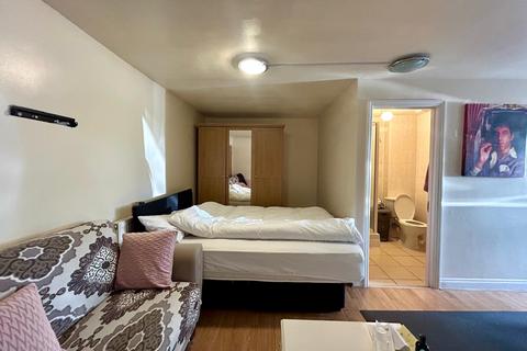 Studio to rent, london, N15