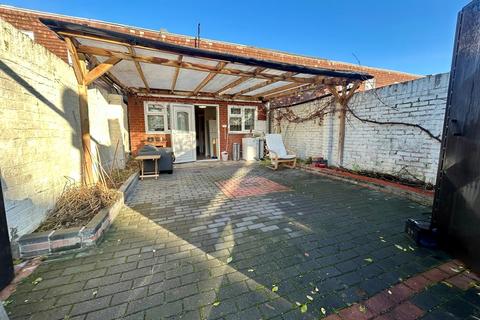 Studio to rent, london, N15