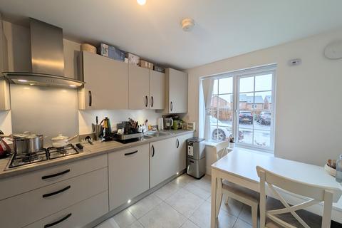 3 bedroom terraced house to rent, Beeston Drive, Pontefract, West Yorkshire, WF8