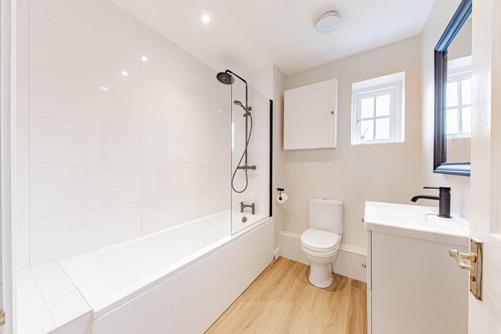 Bathroom W.C (1)