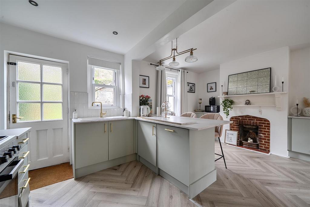 Kitchen (2).jpg
