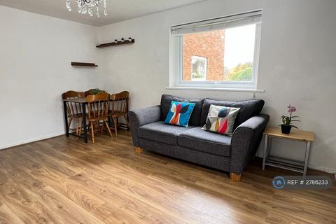 2 bedroom flat to rent, The Gables, Manchester, M33