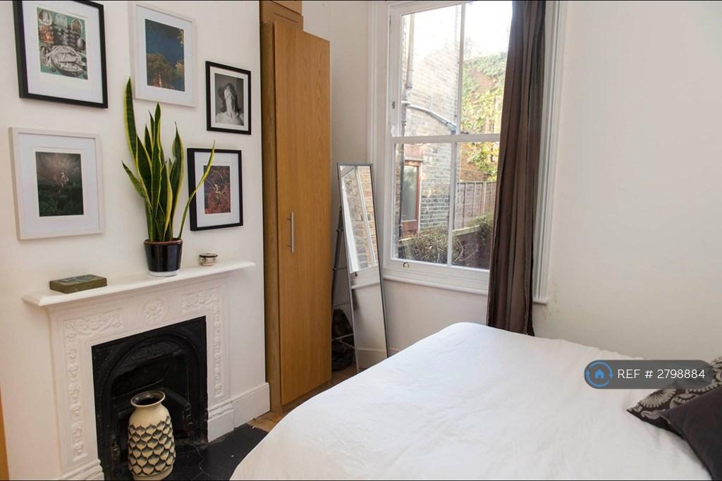 Roomy Bedroom (Built-In Wardrobes)