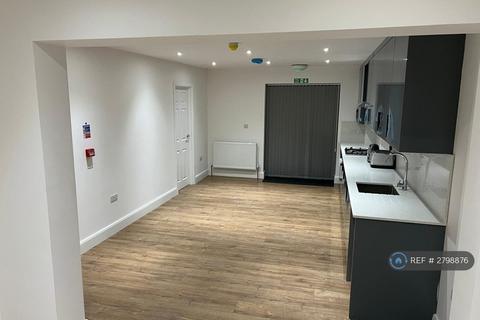 1 bedroom in a house share to rent, Hanworth Road, Hounslow, TW4