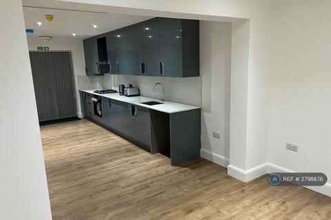 1 bedroom in a house share to rent, Hanworth Road, Hounslow, TW4