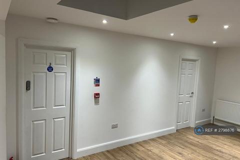 1 bedroom in a house share to rent, Hanworth Road, Hounslow, TW4