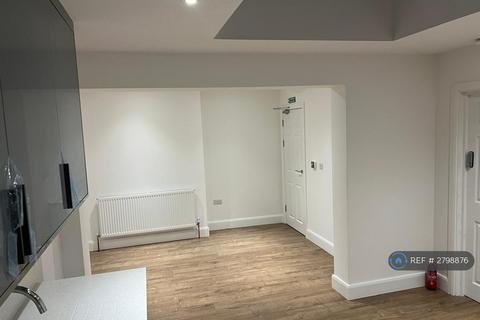 1 bedroom in a house share to rent, Hanworth Road, Hounslow, TW4