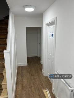 1 bedroom in a house share to rent, Hanworth Road, Hounslow, TW4