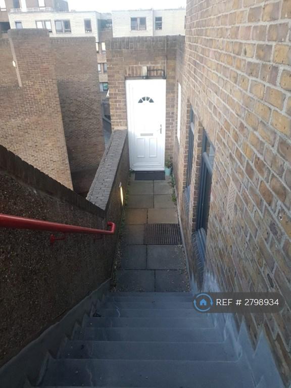 Private Entrance Overlooking The Docks
