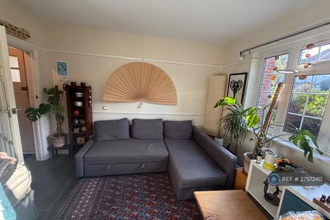 1 bedroom in a flat share to rent, Hook Road, Surbiton, KT6