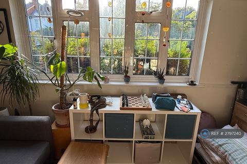 1 bedroom in a flat share to rent, Hook Road, Surbiton, KT6