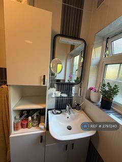 1 bedroom in a flat share to rent, Hook Road, Surbiton, KT6