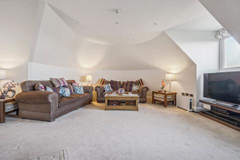 3 bedroom penthouse for sale, Valency House, Northwood HA6