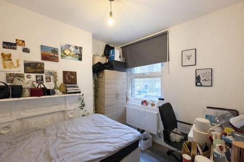 3 bedroom flat to rent, Settles Street, London E1