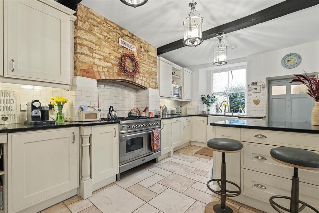 Kitchen 1.jpg