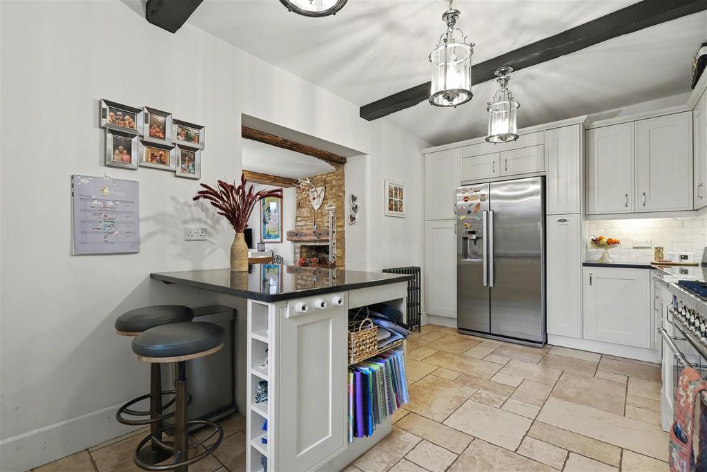 Kitchen 2.jpg