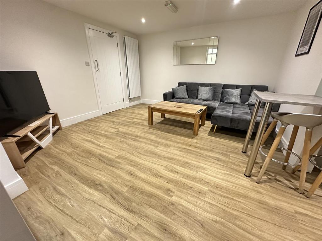 Living area 2.jpg