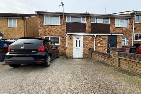 1 bedroom flat to rent, Navarre Gardens, Romford