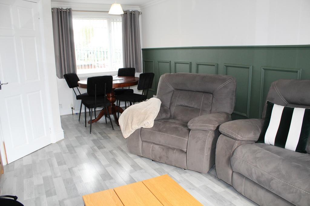 Lounge / Dining Room Picture 2