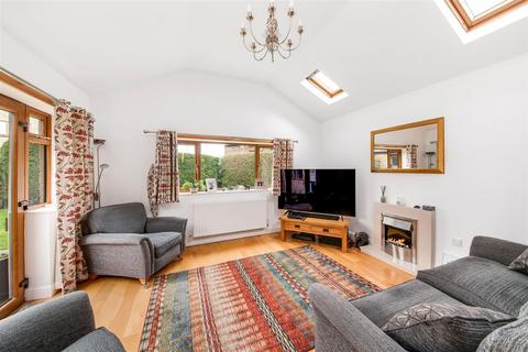 3 bedroom detached house for sale, Huddersfield Road, Skelmanthorpe, HD8