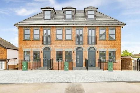 5 bedroom terraced house to rent, Silverdale Road,  Bushey,  WD23