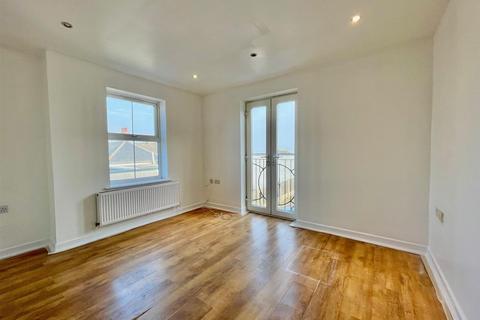 3 bedroom flat for sale, Church Hill, Newhaven