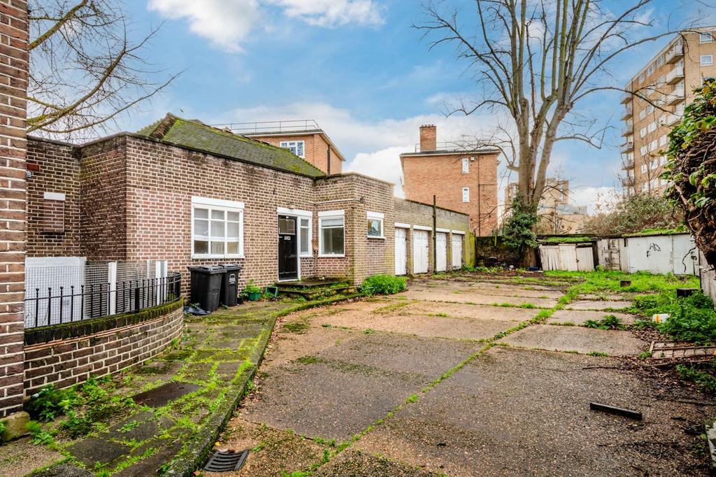 Clissold Cres 56 - Low Res 21.jpg